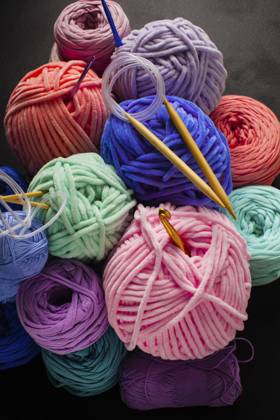 Haufen von Plüsch und Textilgarnkugeln mit Haken und Stricknadeln Heap of plush and textile yarn balls with hooks and knitting needles Copyright: imageBROKER OksanaxShufrych ibxiqx13436435.jpg ,model released, Symbolfoto ,property released