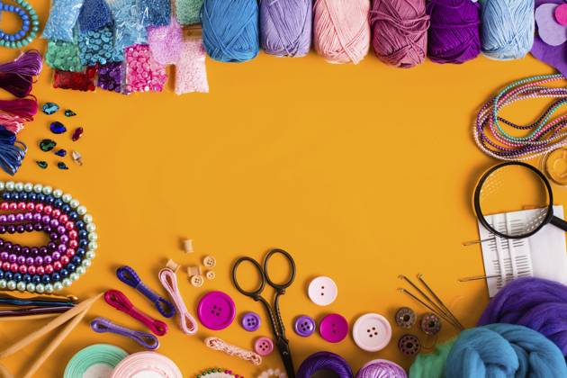 Bastelbedarf zum Stricken und kreatives Handarbeiten auf Gelb. Ansicht von oben, Platz für Text. Organisieren von DIY Elementen, Randgestaltung Craft supplies for knitting and creative handmade on yellow. Top view, place for text. Organizing DIY elements, border design Copyright: imageBROKER OksanaxShufrych ibxiqx13436473.jpg ,model released, Symbolfoto ,property released
