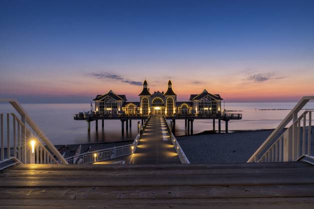 Blick auf die Selliner Seebrücke auf der Insel Rügen an der Ostsee bei Sonnenaufgang, Deutschland, Europa Germany - 15 August 2020: view of the Sellin pier on Ruegen Island on the Baltic Sea at sunrise Copyright: imageBROKER NandoxLardi ibliqx08564457