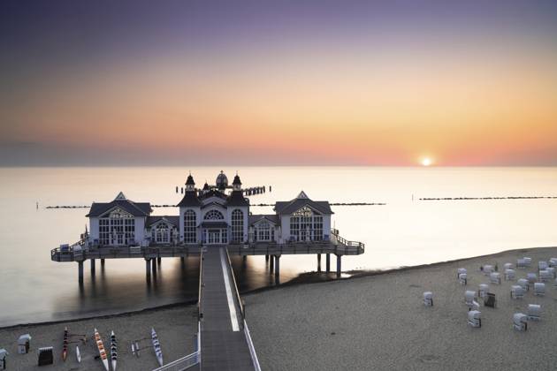 Blick auf die Selliner Seebrücke auf der Insel Rügen an der Ostsee bei Sonnenaufgang, Deutschland, Europa Germany - 15 August 2020: A view of the Sellin pier on Ruegen Island on the Baltic Sea at sunrise Copyright: imageBROKER NandoxLardi ibliqx08564295