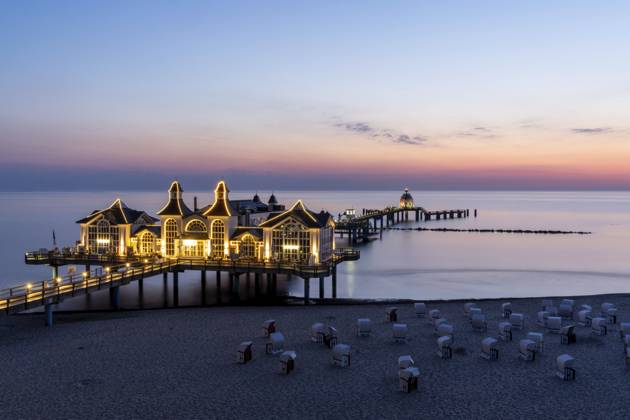 Blick auf die Selliner Seebrücke auf der Insel Rügen an der Ostsee bei Sonnenaufgang, Deutschland, Europa Germany - 15 August 2020: view of the Sellin pier on Ruegen Island on the Baltic Sea at sunrise Copyright: imageBROKER NandoxLardi ibliqx08564502