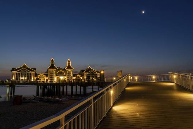 Blick auf die Selliner Seebrücke auf der Insel Rügen an der Ostsee bei Sonnenuntergang, Deutschland, Europa Germany - 15 August 2020: view of the Sellin pier on Ruegen Island on the Baltic Sea at sunset Copyright: imageBROKER NandoxLardi ibliqx08564403