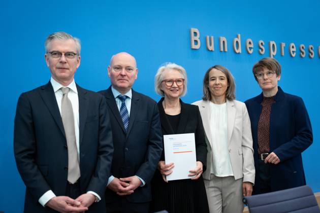 Federal Press Conference on the presentation of the Spring Economic Forecast 2025 Group photo in the run-up to the press conference with Prof Dr Martin Werding together with Prof Dr Achim Truger, Prof Dr Dr h c Monika Schnitzer, Chairwoman an