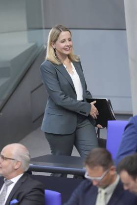 German Bundestag, 6 plenary session Verena Hubertz, Federal Minister for Housing, Urban Development and Construction dynamic on her arrival on her way to the government bench before the 6 session of the German Bundestag in Berlin, 21 05 2025 Berlin Berlin Germany