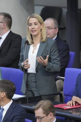 German Bundestag, 6th plenary session Verena Hubertz, Federal Minister for Housing, Urban Development and Construction with gestures and hand gestures the minister answers the questions of the members of parliament during the questioning of the federal government during the 6th session of the German Bundestag in Berlin, 21 05 2025 Berlin Berlin Germany