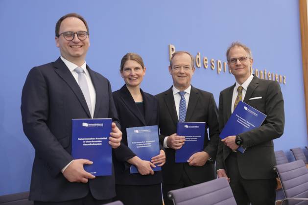 Federal Press Conference Presentation of the report What the new Federal Government must do to ensure that innovative medicines continue to be available to all patients Group photo of Prof Nils Gutacker, Prof Dr Leonie Sundm