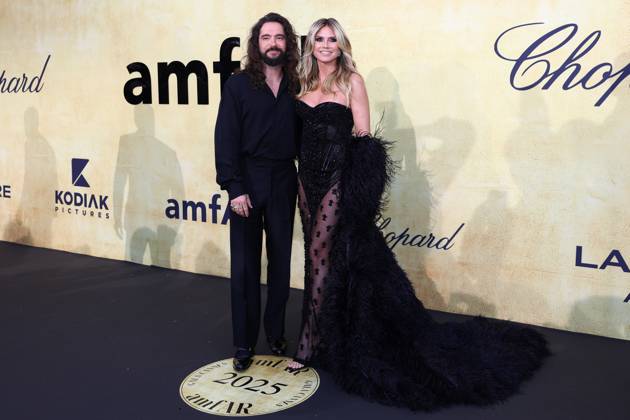May 22, 2025, Antibes, Cote D azur, France: HEIDI KLUM and TOM KAULITZ pose during the photocall for the amfAR Gala Cannes in Antibes, France Antibes France - ZUMAc179 20250522_zep_c179_020 Copyright: xMickaelxChavetx