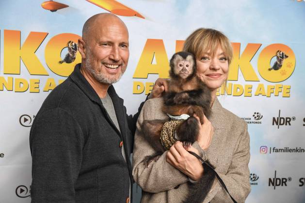 AKIKO DER FLIEGENDE AFFE Heike Makatsch and Benno Fürmann Fuermann with little monkeys cuddling in their arms as guests on the red carpet at the movie premiere Akiko der fliegende Affe at the Kino Filmtheater am Friedrichshein 25 05 2025 in BERLIN Berlin Germany