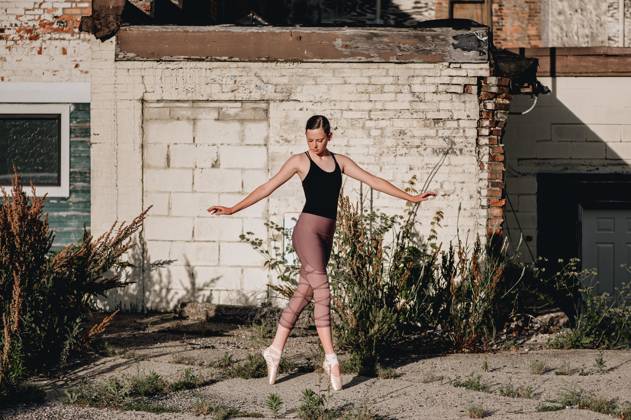 IMAGO Creative, Jahreszeit Sommer, Sommerferien Ballerina on Pointe in an Over Grown City Lot Hillsdale, Michigan, United States CR_OMHX250524-1723691-01 ,model released, Symbolfoto