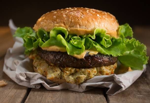 rustic hamburger with cheese and lettuce Model Released DondykRiga_ID27586_792152_001 Copyright: xDondykxRigax