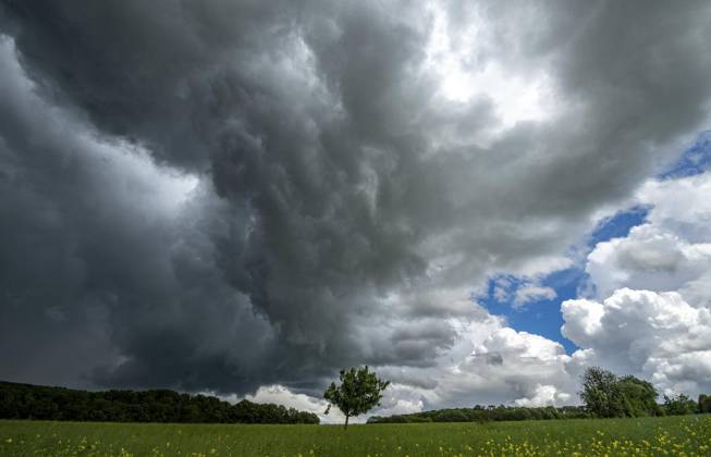 THUNDERSTORMS OVER THURINGIA FOR EDITORIAL PURPOSES ONLY EDITORIAL USE ONLY p 28 05 2025 Söllnitz A thunderstorm front moves over Thuringia in the afternoon, as seen here near Söllnitz Weimarer land Germany Thuringia Söllnitz Copyright SaschaxFromm Copyright: SaschaxFromm doc80uaeqvrzgzdf2vp2oz ,EDITORIAL USE ONLY Copyright: SaschaxFromm
