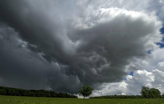 THUNDERSTORMS OVER THURINGIA FOR EDITORIAL PURPOSES ONLY EDITORIAL USE ONLY p 28 05 2025 Söllnitz A thunderstorm front moves over Thuringia in the afternoon, as seen here near Söllnitz Weimarer land Germany Thuringia Söllnitz Copyright SaschaxFromm Copyright: SaschaxFromm doc80uaesf81h54hqqbp6e ,EDITORIAL USE ONLY Copyright: SaschaxFromm