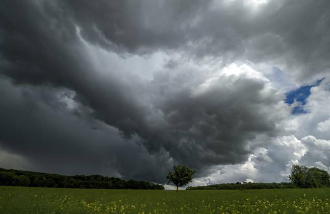 THUNDERSTORMS OVER THURINGIA FOR EDITORIAL PURPOSES ONLY EDITORIAL USE ONLY p 28 05 2025 Söllnitz A thunderstorm front moves over Thuringia in the afternoon, as seen here near Söllnitz Weimarer land Germany Thuringia Söllnitz Copyright SaschaxFromm Copyright: SaschaxFromm doc80uaesn3co371ieh8ql ,EDITORIAL USE ONLY Copyright: SaschaxFromm