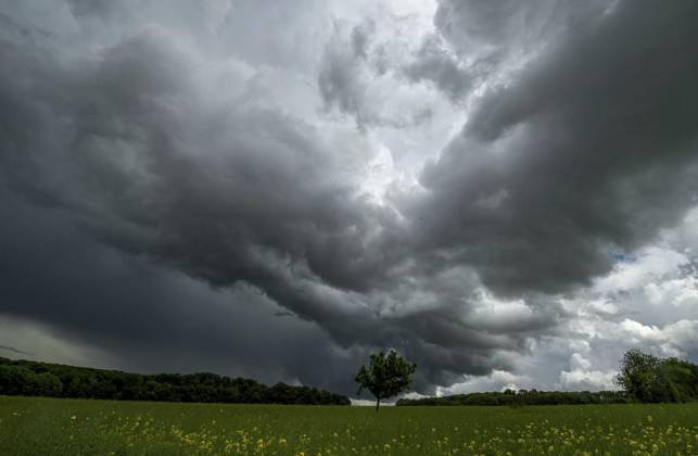 THUNDERSTORMS OVER THURINGIA FOR EDITORIAL PURPOSES ONLY EDITORIAL USE ONLY p 28 05 2025 Söllnitz A thunderstorm front moves over Thuringia in the afternoon, as seen here near Söllnitz Weimarer land Germany Thuringia Söllnitz Copyright SaschaxFromm Copyright: SaschaxFromm doc80uaesua6o91murkslwl ,EDITORIAL USE ONLY Copyright: SaschaxFromm