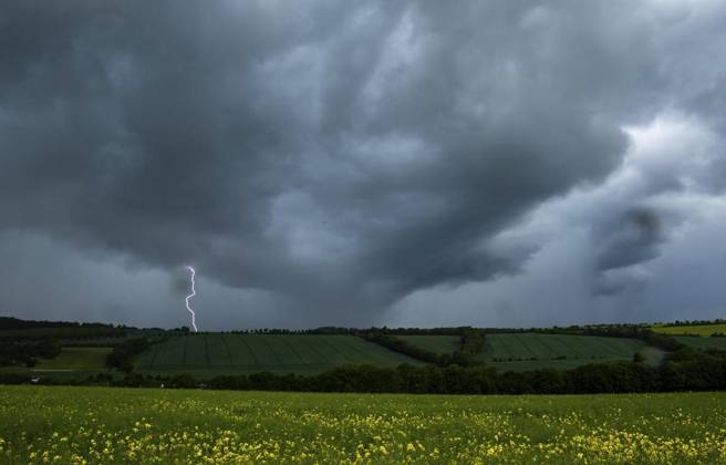 THUNDERSTORMS OVER THURINGIA FOR EDITORIAL PURPOSES ONLY EDITORIAL USE ONLY p 28 05 2025 Söllnitz A thunderstorm front moves over Thuringia in the afternoon, as seen here near Söllnitz Weimarer land Germany Thuringia Söllnitz Copyright SaschaxFromm Copyright: SaschaxFromm doc80uaf2sy678tb4s2545 ,EDITORIAL USE ONLY Copyright: SaschaxFromm