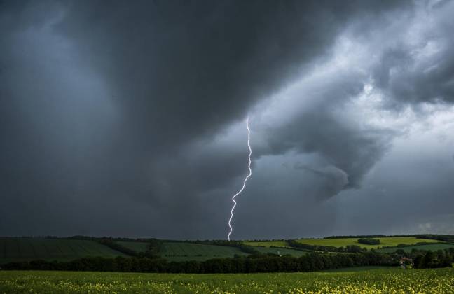 THUNDERSTORMS OVER THURINGIA FOR EDITORIAL PURPOSES ONLY EDITORIAL USE ONLY p 28 05 2025 Söllnitz A thunderstorm front moves over Thuringia in the afternoon, as seen here near Söllnitz Weimarer land Germany Thuringia Söllnitz Copyright SaschaxFromm Copyright: SaschaxFromm doc80uaf343utfcq1rknqh ,EDITORIAL USE ONLY Copyright: SaschaxFromm