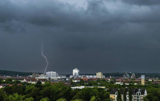 THUNDERSTORMS OVER THURINGIA FOR EDITORIAL PURPOSES ONLY EDITORIAL USE ONLY p 28 05 2025 Söllnitz A thunderstorm front with heavy rain moves over Thuringia in the afternoon, as seen here over the state capital Erfurt Germany Thuringia Erfurt Copyright SaschaxFromm Copyright: SaschaxFromm doc80uaf4t7wlw136cdsnqh ,EDITORIAL USE ONLY Copyright: SaschaxFromm
