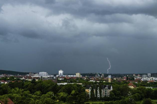 THUNDERSTORMS OVER THURINGIA FOR EDITORIAL PURPOSES ONLY EDITORIAL USE ONLY p 28 05 2025 Söllnitz A thunderstorm front with heavy rain moves over Thuringia in the afternoon, as seen here over the state capital Erfurt Germany Thuringia Erfurt Copyright SaschaxFromm Copyright: SaschaxFromm doc80uafpdiec115sgomfg ,EDITORIAL USE ONLY Copyright: SaschaxFromm