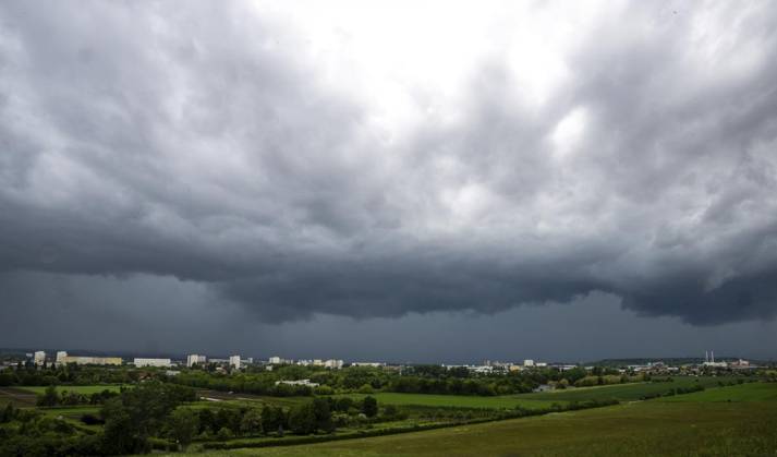 THUNDERSTORMS OVER THURINGIA FOR EDITORIAL PURPOSES ONLY EDITORIAL USE ONLY p 28 05 2025 Söllnitz A thunderstorm front with heavy rain moves over Thuringia in the afternoon, as seen here over the state capital Erfurt Germany Thuringia Erfurt Copyright SaschaxFromm Copyright: SaschaxFromm doc80uafqdo91c10w73xb4u ,EDITORIAL USE ONLY Copyright: SaschaxFromm