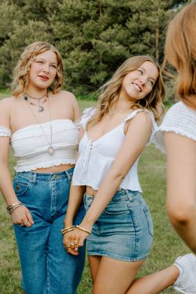 IMAGO Creative, Jahreszeit Sommer, Sommerferien College students wearing denim and white tops holding hands Moscow, Idaho, United States CR_PHZD250529A-1733468-01 ,model released, Symbolfoto