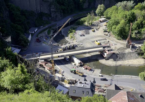 DEU , GERMANY After the flood disaster in July 2021 in the Ahr Valley Bahn AG is repairing and rebuilding the destroyed bridges and railway lines of the Ahr Valley Train , like here in Altenahr , 14 05 2025 DEU , GERMANY After the flood disaster in July 2021 in the Ahr Valley Bahn AG is repairing and rebuilding the destroyed bridges and railway lines of