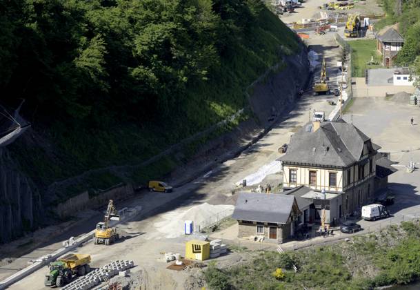 DEU , GERMANY After the flood disaster in July 2021 in the Ahr Valley Bahn AG is repairing and rebuilding the destroyed railway lines of the Ahr Valley Train , like here in Altenahr , in the middle the station is visible , 14 05 2025 DEU , GERMANY After the flood disaster in July 2021 in the Ahr Valley Bahn A
