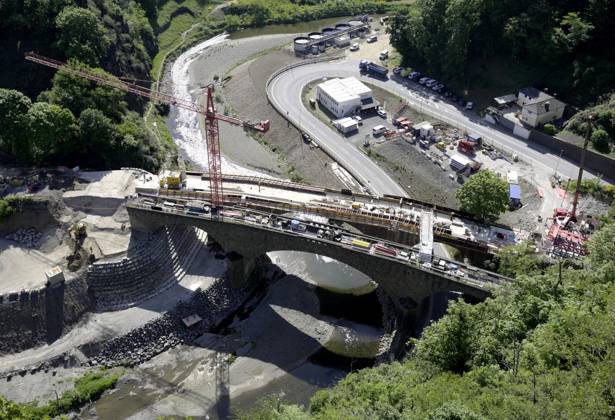 DEU , GERMANY After the flood disaster in July 2021 in the Ahr Valley Bahn AG is repairing and rebuilding the destroyed bridges and railway lines of the Ahr Valley Train , like here in Altenahr , 14 05 2025 DEU , GERMANY After the flood disaster in July 2021 in the Ahr Valley Bahn AG is repairing and rebuilding the destroyed bridges and railway lines of