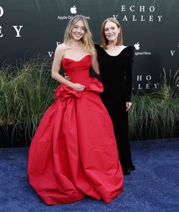 Sydney Sweeney and Julianne Moore arrive on the red carpet for the Echo Valley New York Premiere at AMC Lincoln Square 13 on June 04, 2025 in New York City.  NYP20250604215 JOHNxANGELILLO