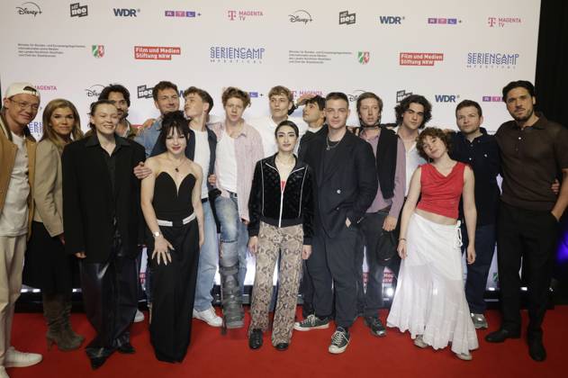 Vincent Krüger, Anke Engelke, Paula Kober, Mickey Paatzsch, Johannes Kienast, Arina Prass, Nico Marischka, Arsseni Bultmann, Jonathan Kriener, Nairi Hadodo, Loran Alhasan, David Schütter, Maximilian Mauff, Maximilian Raffelt, Mathilda Smidt, Arkadij Khaet and Alexander Milo at the premiere of the ZDFneo series Chabos at the 11 Series Camp Festival Foto:xR.xSchmiegeltx xFuturexImagex chabos_5653