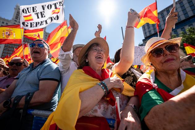 Thousands join anti-government protest in Madrid MADRID, SPAIN - JUNE 8: Massive demonstration is held in Plaza de Espana, led by Alberto Nunez Feijoo, leader of the conservative Popular Party (Partido Popular), against the government of President Pedro Sanchez, demanding his resignation over alleged corruption scandals involving his relatives and close political allies, in Madrid, Spain on June 8, 2025. Diego Radames Anadolu Madrid Spain. Editorial use only. Please get in touch for any other usage. Copyright: x2025xAnadoluxDiegoxRadamesx