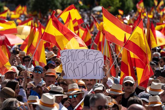 Thousands join anti-government protest in Madrid MADRID, SPAIN - JUNE 8: Massive demonstration is held in Plaza de Espana, led by Alberto Nunez Feijoo, leader of the conservative Popular Party (Partido Popular), against the government of President Pedro Sanchez, demanding his resignation over alleged corruption scandals involving his relatives and close political allies, in Madrid, Spain on June 8, 2025. Diego Radames Anadolu Madrid Spain. Editorial use only. Please get in touch for any other usage. Copyright: x2025xAnadoluxDiegoxRadamesx