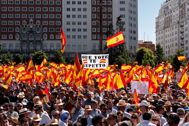 Thousands join anti-government protest in Madrid MADRID, SPAIN - JUNE 8: Massive demonstration is held in Plaza de Espana, led by Alberto Nunez Feijoo, leader of the conservative Popular Party (Partido Popular), against the government of President Pedro Sanchez, demanding his resignation over alleged corruption scandals involving his relatives and close political allies, in Madrid, Spain on June 8, 2025. Diego Radames Anadolu Madrid Spain. Editorial use only. Please get in touch for any other usage. Copyright: x2025xAnadoluxDiegoxRadamesx