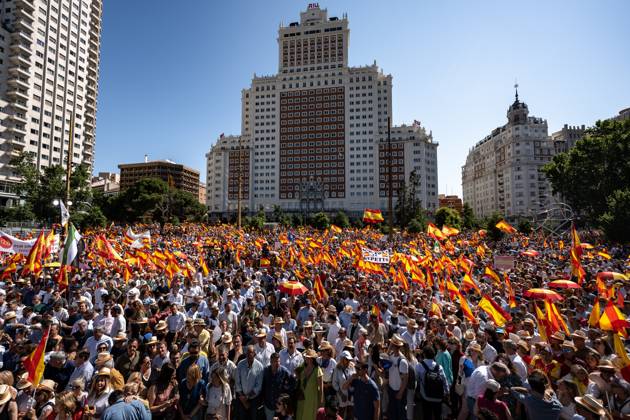 Thousands join anti-government protest in Madrid MADRID, SPAIN - JUNE 8: Massive demonstration is held in Plaza de Espana, led by Alberto Nunez Feijoo, leader of the conservative Popular Party (Partido Popular), against the government of President Pedro Sanchez, demanding his resignation over alleged corruption scandals involving his relatives and close political allies, in Madrid, Spain on June 8, 2025. Diego Radames Anadolu Madrid Spain. Editorial use only. Please get in touch for any other usage. Copyright: x2025xAnadoluxDiegoxRadamesx