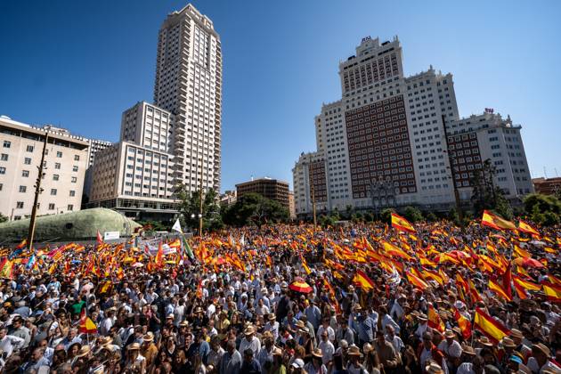 Thousands join anti-government protest in Madrid MADRID, SPAIN - JUNE 8: Massive demonstration is held in Plaza de Espana, led by Alberto Nunez Feijoo, leader of the conservative Popular Party (Partido Popular), against the government of President Pedro Sanchez, demanding his resignation over alleged corruption scandals involving his relatives and close political allies, in Madrid, Spain on June 8, 2025. Diego Radames Anadolu Madrid Spain. Editorial use only. Please get in touch for any other usage. Copyright: x2025xAnadoluxDiegoxRadamesx