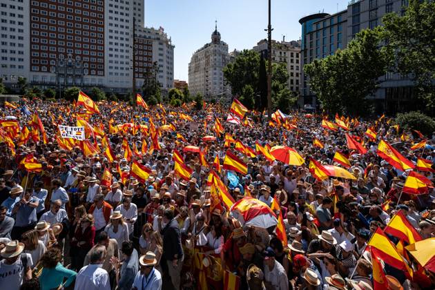 Thousands join anti-government protest in Madrid MADRID, SPAIN - JUNE 8: Massive demonstration is held in Plaza de Espana, led by Alberto Nunez Feijoo, leader of the conservative Popular Party (Partido Popular), against the government of President Pedro Sanchez, demanding his resignation over alleged corruption scandals involving his relatives and close political allies, in Madrid, Spain on June 8, 2025. Diego Radames Anadolu Madrid Spain. Editorial use only. Please get in touch for any other usage. Copyright: x2025xAnadoluxDiegoxRadamesx