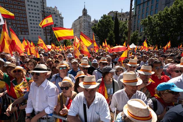 Thousands join anti-government protest in Madrid MADRID, SPAIN - JUNE 8: Massive demonstration is held in Plaza de Espana, led by Alberto Nunez Feijoo, leader of the conservative Popular Party (Partido Popular), against the government of President Pedro Sanchez, demanding his resignation over alleged corruption scandals involving his relatives and close political allies, in Madrid, Spain on June 8, 2025. Diego Radames Anadolu Madrid Spain. Editorial use only. Please get in touch for any other usage. Copyright: x2025xAnadoluxDiegoxRadamesx