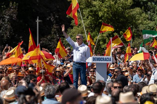 Thousands join anti-government protest in Madrid MADRID, SPAIN - JUNE 8: Massive demonstration is held in Plaza de Espana, led by Alberto Nunez Feijoo, leader of the conservative Popular Party (Partido Popular), against the government of President Pedro Sanchez, demanding his resignation over alleged corruption scandals involving his relatives and close political allies, in Madrid, Spain on June 8, 2025. Diego Radames Anadolu Madrid Spain. Editorial use only. Please get in touch for any other usage. Copyright: x2025xAnadoluxDiegoxRadamesx