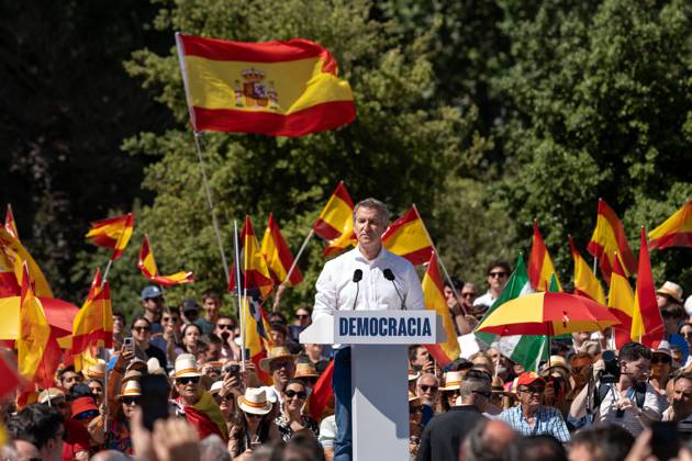 Thousands join anti-government protest in Madrid MADRID, SPAIN - JUNE 8: Massive demonstration is held in Plaza de Espana, led by Alberto Nunez Feijoo, leader of the conservative Popular Party (Partido Popular), against the government of President Pedro Sanchez, demanding his resignation over alleged corruption scandals involving his relatives and close political allies, in Madrid, Spain on June 8, 2025. Diego Radames Anadolu Madrid Spain. Editorial use only. Please get in touch for any other usage. Copyright: x2025xAnadoluxDiegoxRadamesx