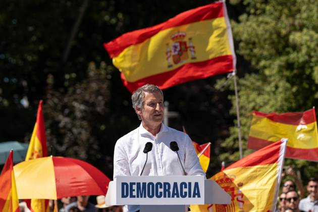 Thousands join anti-government protest in Madrid MADRID, SPAIN - JUNE 8: Massive demonstration is held in Plaza de Espana, led by Alberto Nunez Feijoo, leader of the conservative Popular Party (Partido Popular), against the government of President Pedro Sanchez, demanding his resignation over alleged corruption scandals involving his relatives and close political allies, in Madrid, Spain on June 8, 2025. Diego Radames Anadolu Madrid Spain. Editorial use only. Please get in touch for any other usage. Copyright: x2025xAnadoluxDiegoxRadamesx