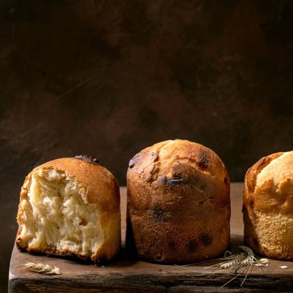 Hausgemachtes traditionelles italienisches Brioche-Weizenbrot ganz und halb Homemade traditional italian brioche wheat bread with cheese inside, whole and half. Standing on wooden table over dark background. Copy space (License=RF) Copyright: xZoonar.com NATASHAxBREENx 23428955