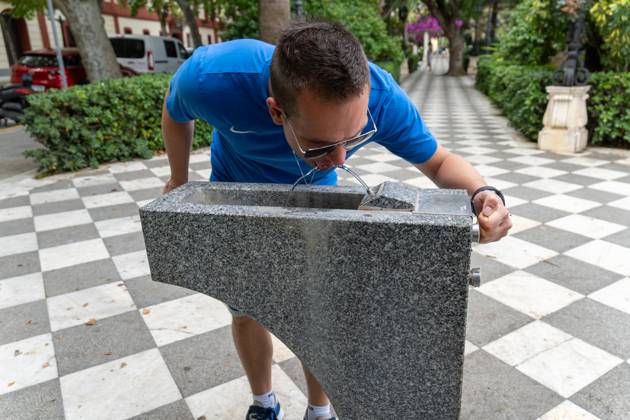 IMAGO Creative, Jahreszeit Sommer, Hitze Cadiz, Andalusia, Spain - June 9, 2025: A young man bends over and drinks directly from a public water dispenser in the city of Cadiz. In the hot summer months, access to free drinking water in public spaces is an important contribution to preventive healthcare, especially during heatwaves in southern Spain