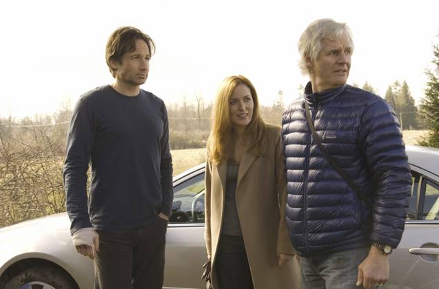 The X-Files: I Want to Believe - filmstill DAVID DUCHOVNY, GILLIAN ANDERSON & CHRIS CARTER (director producer co-writer ) on the set off The X-Files: I Want to Believe EDITORIAL USE ONLY Copyright: xCAP FBx