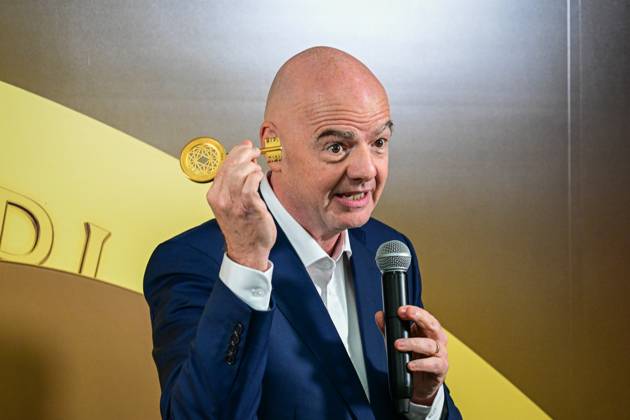 FIFA President Gianni Infantino, speaks next to the Club World Cup trophy during an event in Miami, Florida, 10 June 2025. Infantino assured that the reduction in ticket prices for Club World Cup matches, 84% for the opening match, is part of the ticket sales model in the United States and is not a sign of concern. FIFA downplays the impact of USA immigration policy on sports tournaments !ACHTUNG: NUR REDAKTIONELLE NUTZUNG! Copyright: xGiorgioxVierax USA3052 20250611-55017096943_1