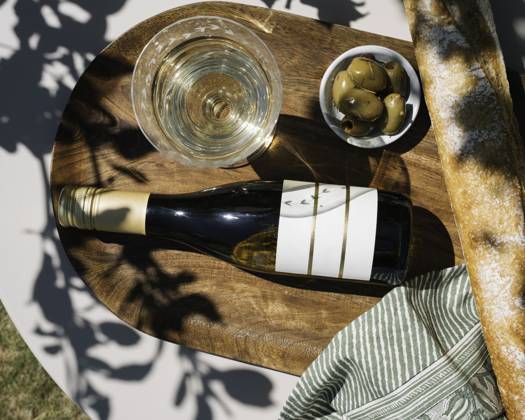 IMAGO Creative, Lifestyle, Feste im Garten #2 bottle of wine on it s side on a table in the garden with food Stockholm, Stockholm County, Sweden R_RABE2506103C-1748466-01