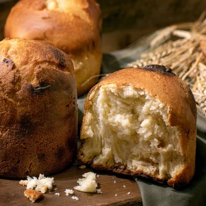 Hausgemachtes traditionelles italienisches Brioche-Weizenbrot ganz und halb Homemade traditional italian brioche wheat bread with cheese inside, whole and half. Standing on wooden kitchen table. Close up (License=RF) Copyright: xZoonar.com NATASHAxBREENx 23470743