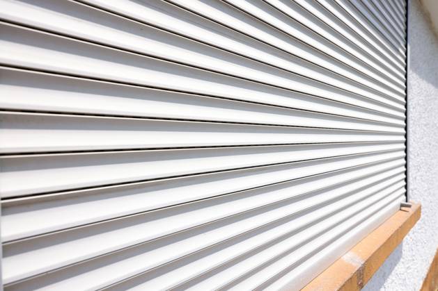Spring Spring in Siegerland It is supposed to get hot The residents of a house have already closed the shutters in the morning to protect the house inside from the coming heat, the sun shines on the house Spring Spring in Siegerland on June 13, 2025 in Siegen Germany