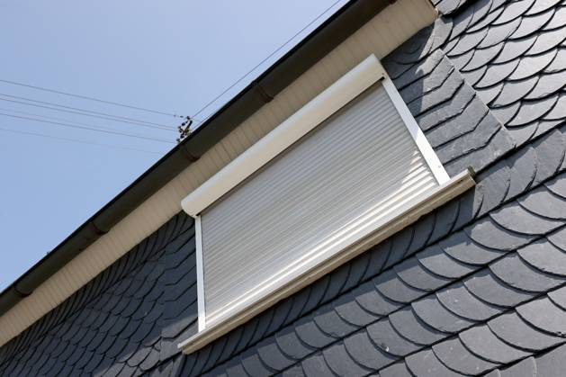 Spring Spring in Siegerland It is supposed to get hot The residents of a house have already closed the shutters in the morning to protect the house inside from the coming heat, the sun shines on the house Spring Spring in Siegerland on June 13, 2025 in Siegen Germany