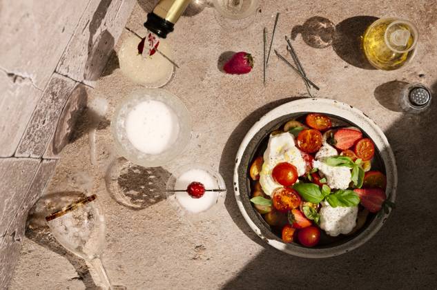 directly above caprese salad with strawberries, in hard light, prosecco is being poured into a glass directly above caprese salad with strawberries, in hard light, prosecco is being poured into a glass Copyright: xMonicaxBertolazzix MB140525-22