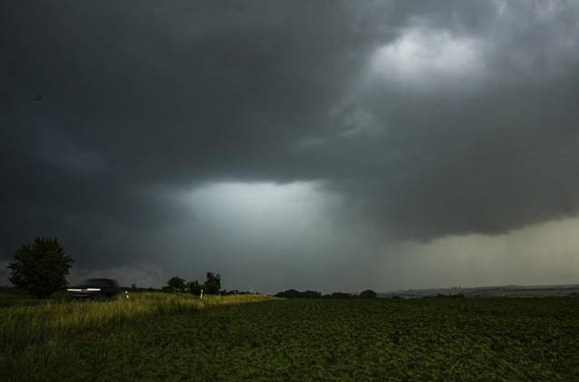 THUNDERSTORMS OVER THURINGIA FOR EDITORIAL PURPOSES ONLY EDITORIAL USE ONLY p 15 06 2025 Gügleben A strong thunderstorm with heavy rain and rotation on the thundercloud moves over Kranichfeld in the Weimarer Land in the afternoon The rainfall was up to 30cm in places in Germany Thuringia Gügleben Copyright SaschaxFromm Copyright: SaschaxFromm doc813h1xmjblt3466a9px ,EDITORIAL USE ONLY Copyright: SaschaxFromm