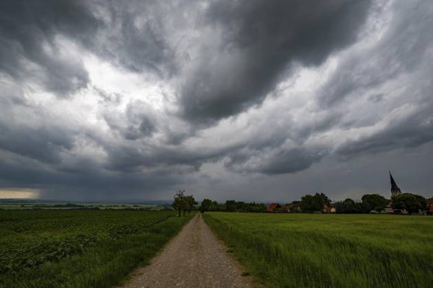 THUNDERSTORMS OVER THURINGIA FOR EDITORIAL PURPOSES ONLY p 15 06 2025 Gügleben A thunderstorm front moves over central Thuringia in the afternoon, photographed here from Gügleben Ilm district in southwestern direction Germany Thuringia Gügleben Copyright SaschaxFromm Copyright: SaschaxFromm doc813ppm7fzds1gnk9ynab ,EDITORIAL USE ONLY Copyright: SaschaxFromm